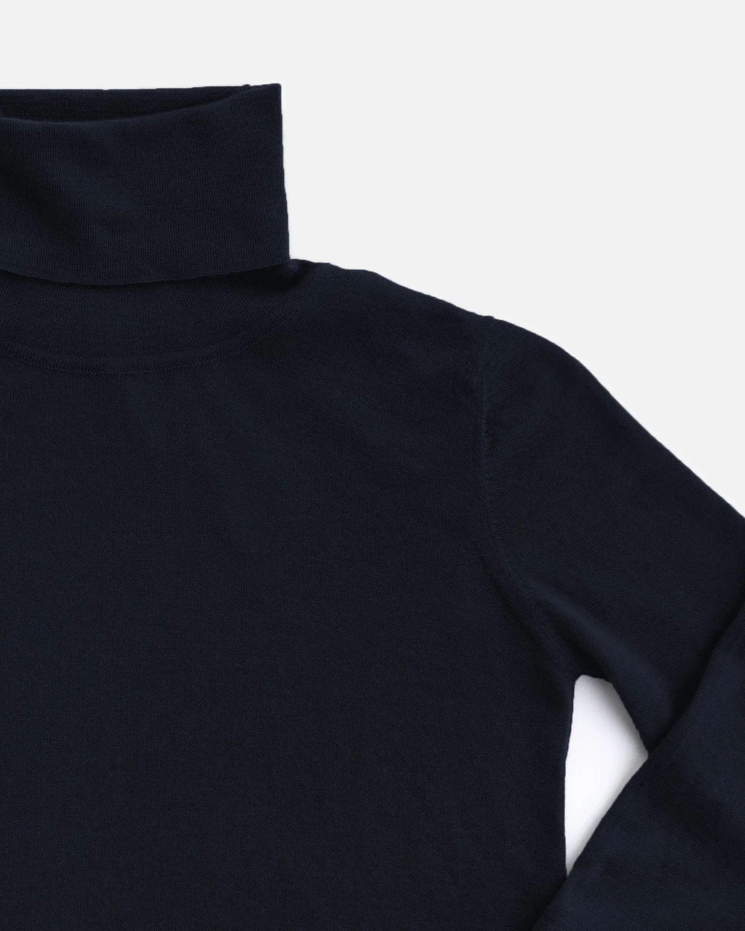 THE SUPER LIGHT ROLLNECK SWEATER | NAVY BLUE